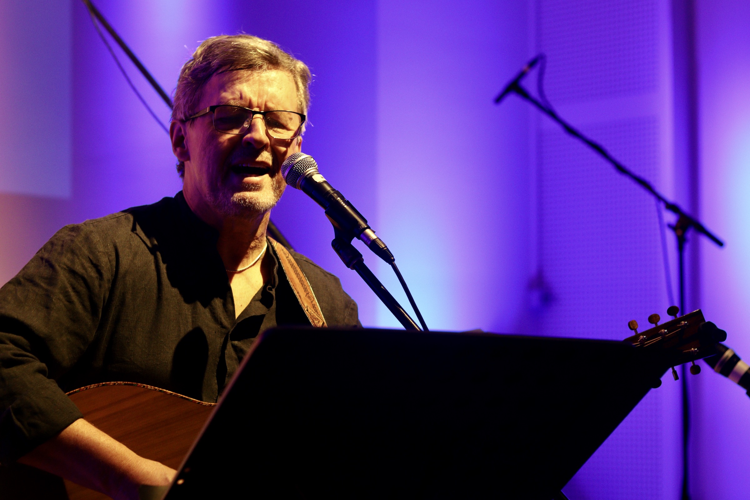 Under konserten bjöd Pekka Simojoki även själv på några sånger på egen hand (foto: David Forsblom).