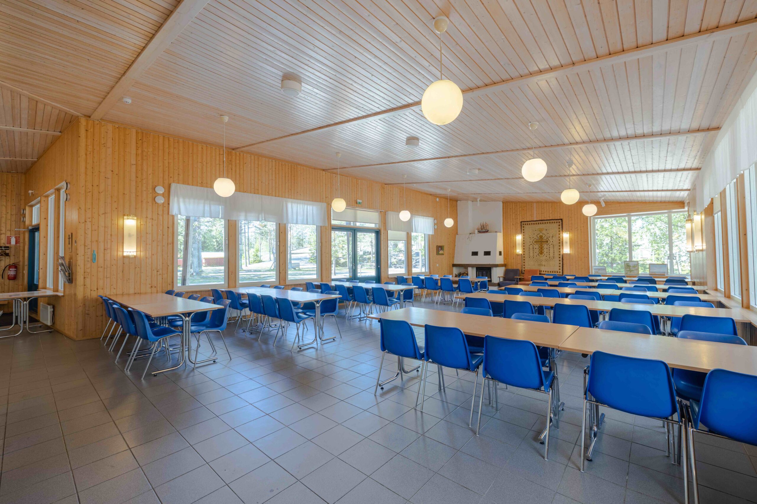 Matsalsbyggnaden, med dess ljusa och rymliga matsal, är sammanlänkad med lektionssalen.